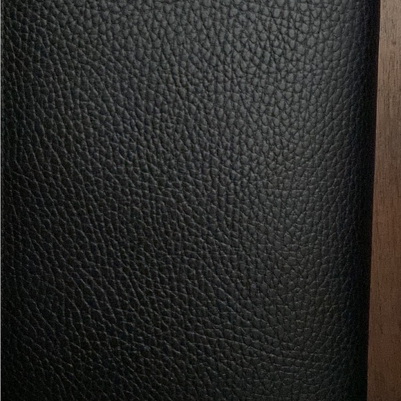 iam selling a black gucci handbag - Picture 1 of 3